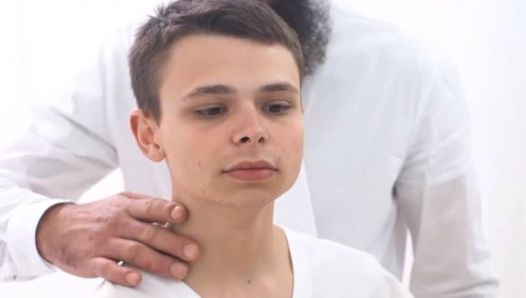 Fofinho garoto mórmon Twink satisfeito e fodido por bispo