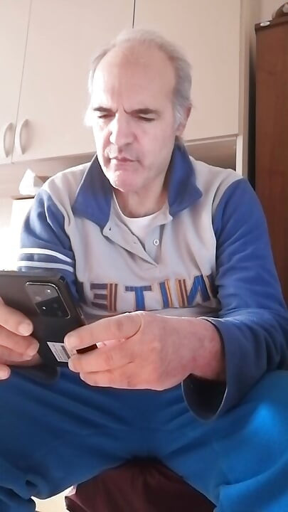 Me masturbo la polla dura y me meto los dedos en el culo abierto