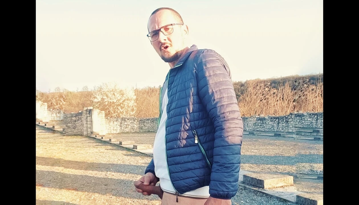 Masturbándose y meando al aire libre (polla peluda sin cortar)