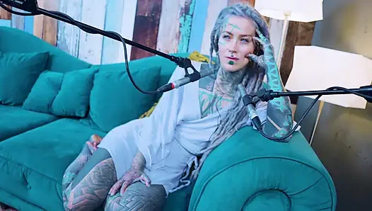Ich spreche über L - LOVE - ASMR podcast SFW spricht goth dünnes mädchen dreadlocks tattoo-modell inked mädchen