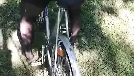 Naga publicznie podczas masturbacji na rowerze