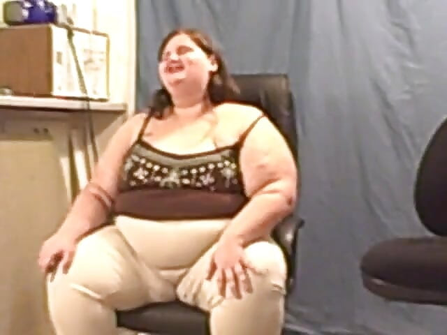 Ssbbw Angie chewing and blowing gum  for you