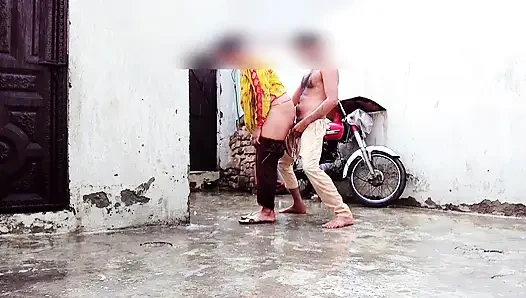 Barsaat ke mausam mein chute lagwane ka Apne maja hai barsat ke mausam mein gand Marne ka apna Maja