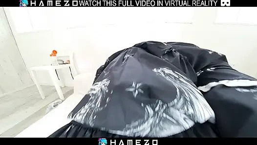 Gadis terangsang Jepang Mami Tokita bersenang-senang dengan dildo, dalam vr.