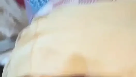 Bibi setuju untuk berhubungan seks denganku untuk pertama kalinya.