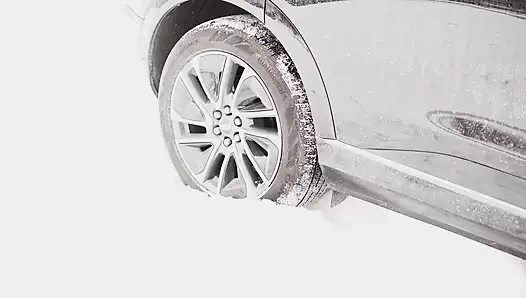 Yardım et, arabam karda mahsur kaldı.