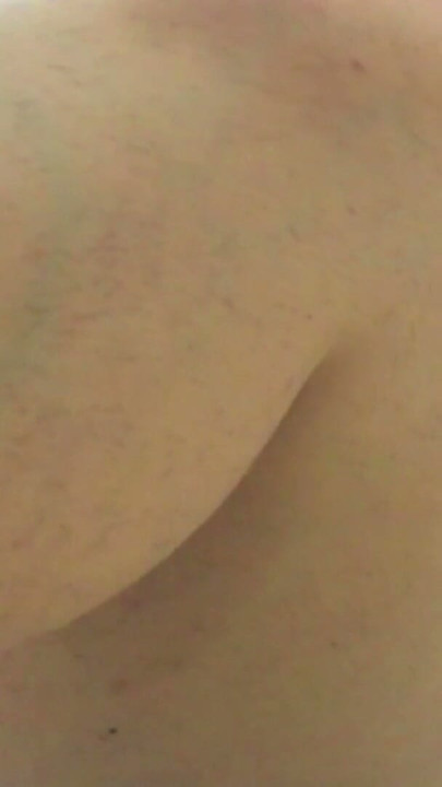 İri göğüslü orta yaşlı seksi kadın o kadar yalnız ve azgındı ki amıyla oynamaya başladı. Çığlık atarak orgazm olarak sert boşalıyor | Klip 2