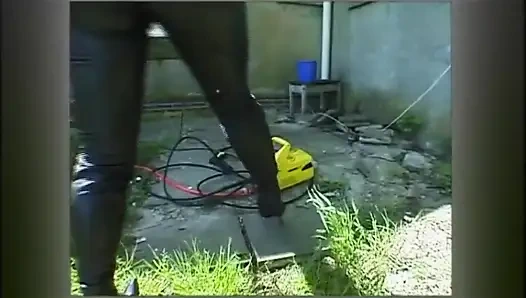 Nongkrong memalukan mendominasi cambuk