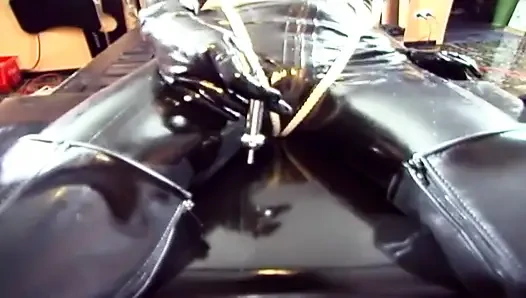 Lateksli maskeli kızla bdsm