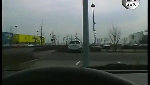 Mollige MILF-hure befriedigt ihre muschi im auto