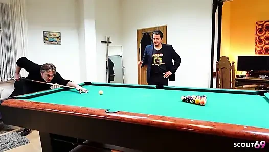 Худенькая немецкая латина и грязная тинка говорят пожилых мужиков о групповом сексе в публичном баре