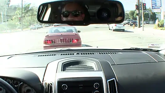 Remaja pantat besar masuk ke dalam mobil dan disetubuhi