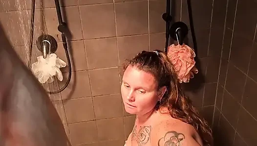 MILF wird IN DER dusche DOGGYSTYLE GEFICKT und bekommt ihre TITTEN mit SPERMA bedeckt