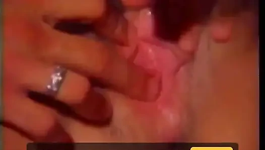 Ateşli vücutlu şehvetli orta yaşlı seksi kadın zebra ten kanepesinde şişman yarağı yalıyor ve okşuyor