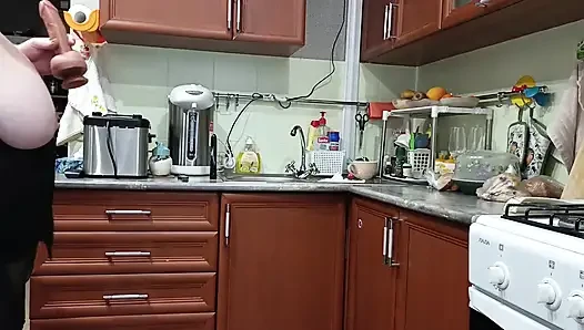 Kız arkadaş mutfakta seks oyuncaklarıyla mastürbasyon yapıyor