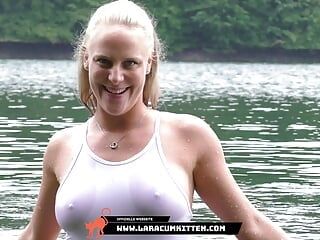 Lara Cumkitten - public en maillot de bain ?? Pose sexy et branlette au bord du lac