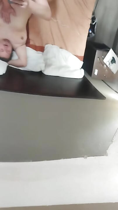 Pareja T4t; Mientras tanto, ¿abajo aquí ...? Tiene mi polla casi hasta la base ...