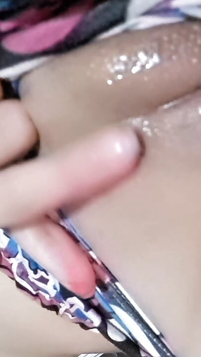 Colombian influencer masturbates for her fans
