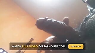 Latino-mann spielt mit der kamera und masturbiert