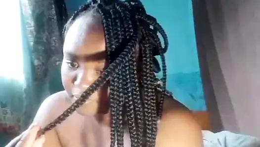 Pertunjukan memek cewek kulit hitam dengan pantat bahenol