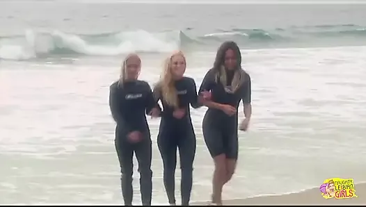 После серфинга две великолепные блондинки развлекаются шаловливыми лесбиянками у открытого бассейна