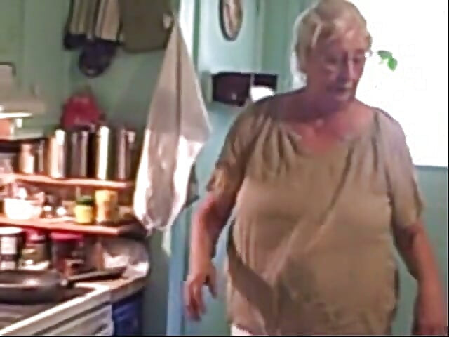 Tante seksi belanda lagi masak sarapan pagi