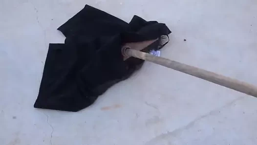Siyah kalem etek ile süpürme beton