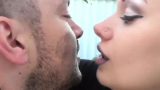 Alex'i haki parlak rujla örtüyor açık havada yüzünü öpüyor! + Küçük dil oyunu!