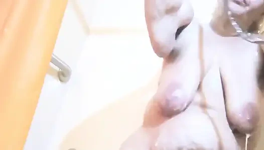 In einem seifigen Bad ist es dabei, sie zum kommen zu bringen