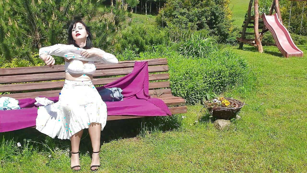 Wanilianna sục con cu của cô ấy trong vườn