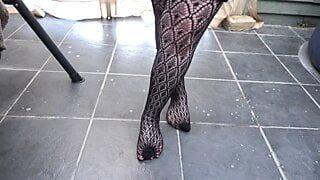 Femme pulpeuse en collants à motifs