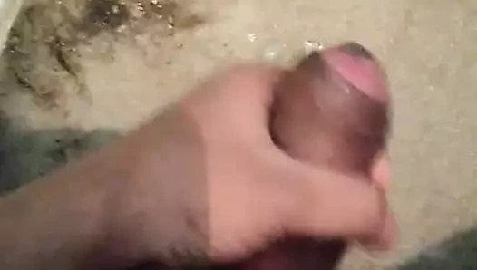 Cumshot i allmän toalett mmm .. suga min sperma