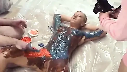 Seksi sarışın komşusu tarafından sikiliyor ve yenilebilir boyayla bulaşıyor