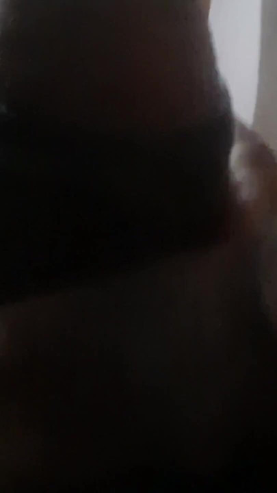 Ele está tomando tempo para apreciar a alegria de estar sozinho.