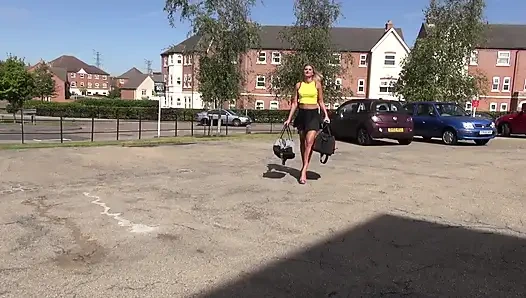 Azgın üvey kız kardeş üvey erkek kardeşi tarafından tıraşlı amında sikiliyor