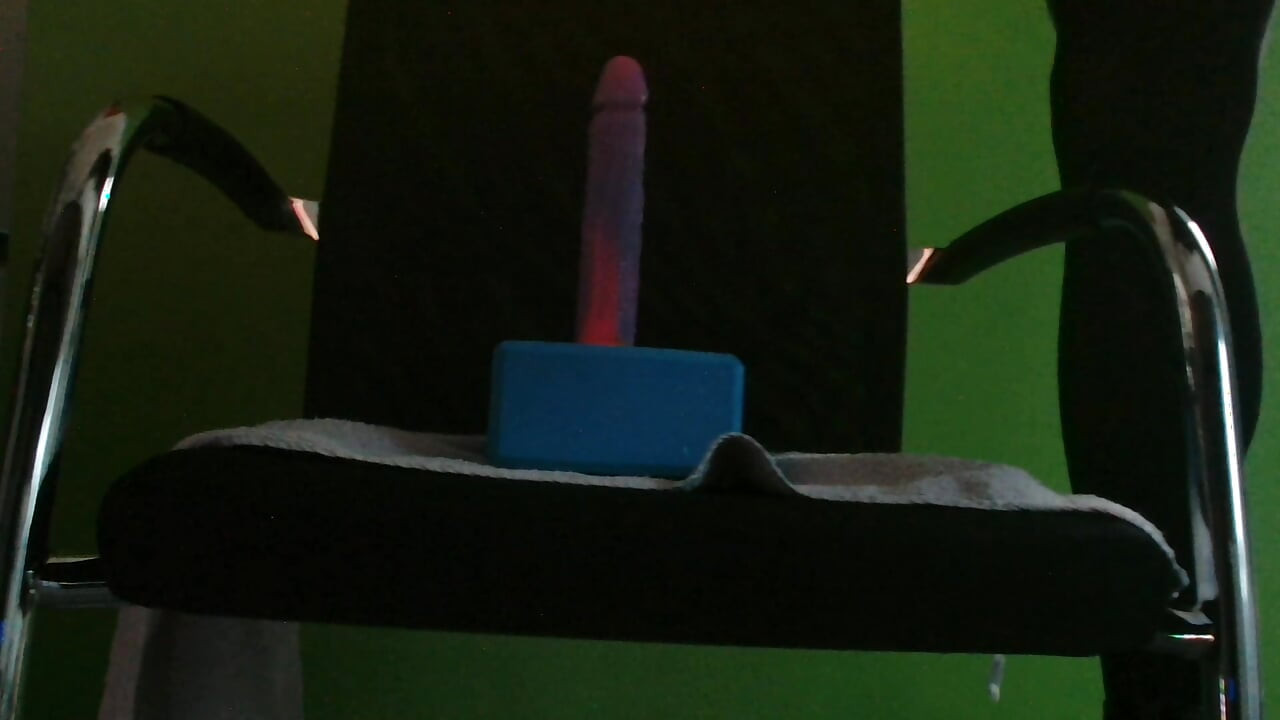 22 cm hosszú dildó lovaglása széken latexben és magassarkúban.
