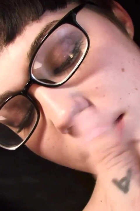 Une jolie brune pulpeuse à gros nichons fait une branlette espagnole incroyable