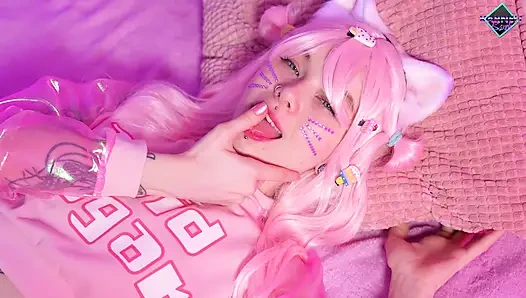 The kitty feels horny and plays with her wet mouth. Karneli Bandi