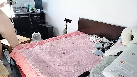 Upper Cuts porn video – An amateur woman has fun trying on clothes that she cuts.