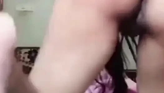 Amcığını gösteriyor