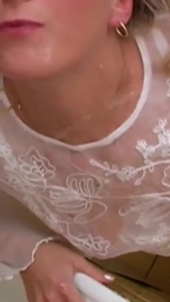 Čelistní okamžik z "Nenápadná blonďatá teenagerka! Má ráda tvrdý anál a sexy chcaní!"