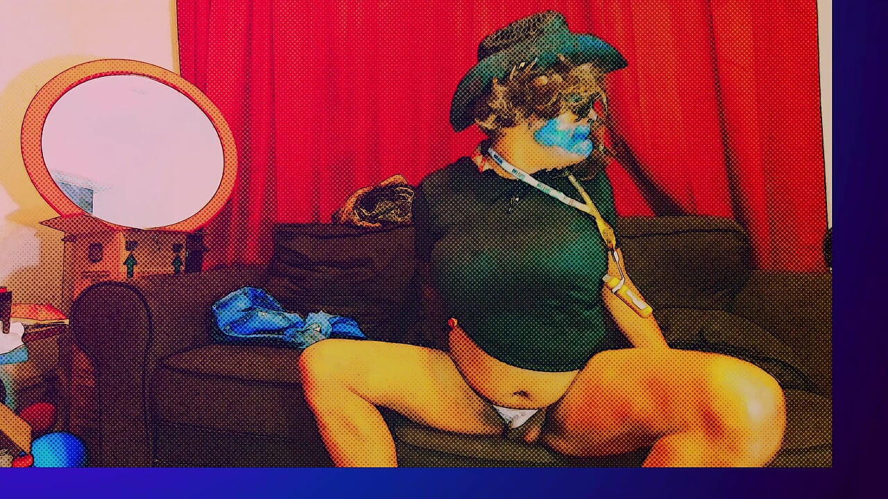 Sissy femboy s velikim sisama melje jaja na kauču s gaćicama na sebi