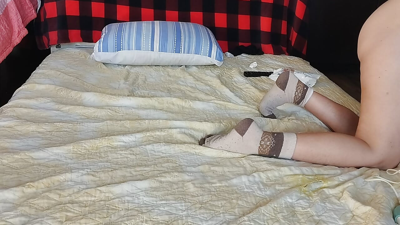 Den håriga av en sexig kvinna dansar naken. Sensuell massage av ett hett amatörpar med olja på kroppen.