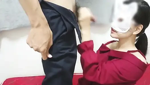 Thai-Lehrerin - Eine lehrerin lutscht den schwanz ihres schülers, ihre brüste sind mit sperma bedeckt.