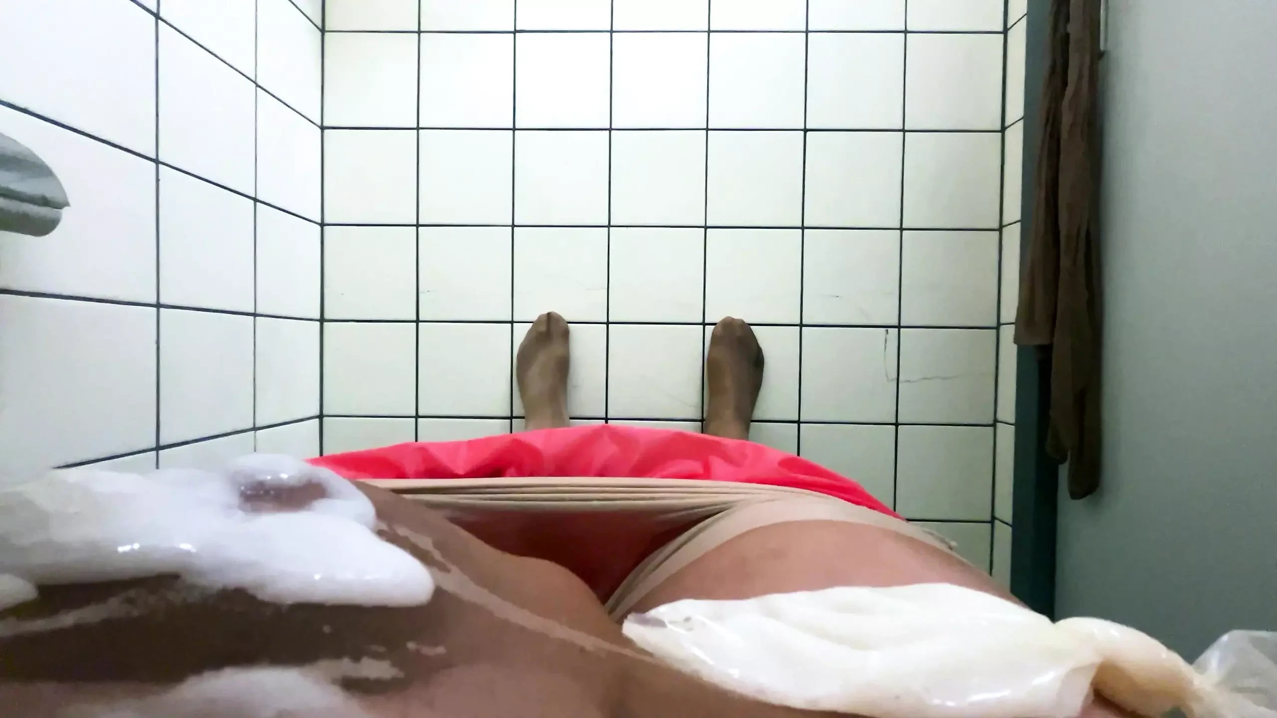 Mi nueva tarea, una experiencia caliente para mí en pantimedias y mucho semen, además de un poco de orina (3)