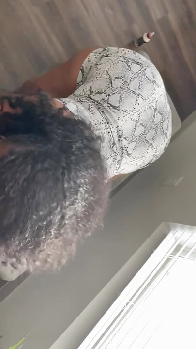 She makes him cum in five minutes