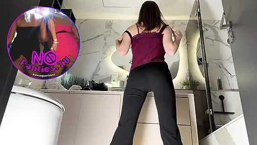 Yeni sekreter uzun boylu seksi azgın esmer bebek banyoda gözlüklü birçok kamera için pozlar