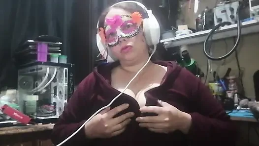 Ich spiele bei der Arbeit mit meinen Brüsten