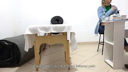 Doktor muayene sırasında parmağını götüne serbestçe soktu.