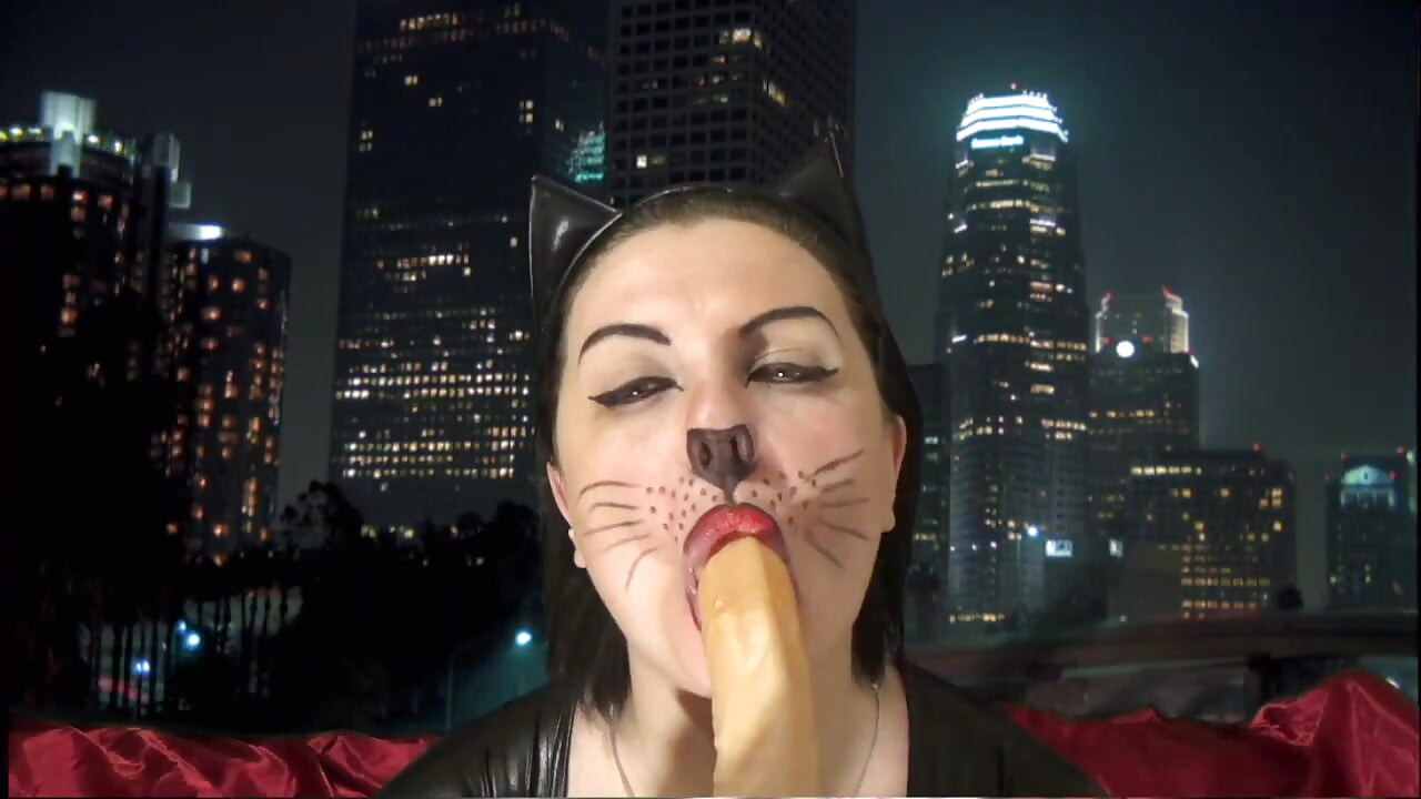 Gatita ordeñando tu polla